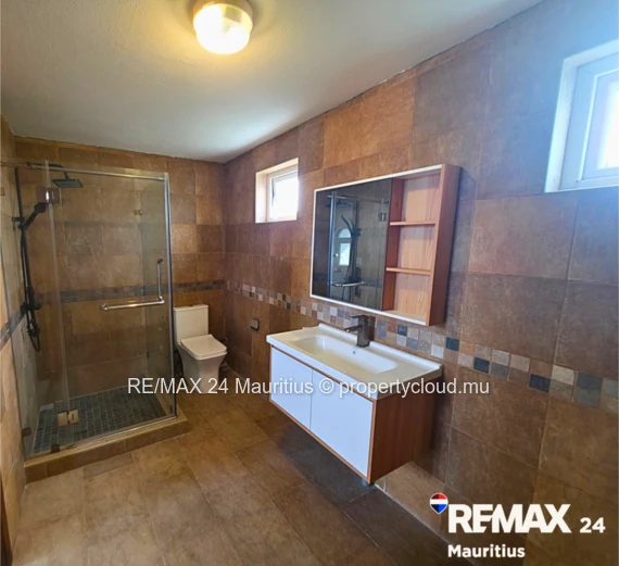 Villa moderne sur 3 niveaux, 4 chambres dont 1 en suite, 3 salles de bains, séjour lumineux,