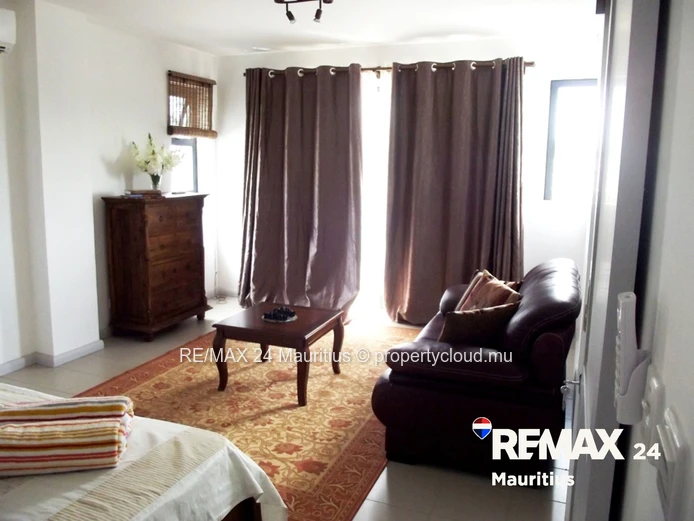 Penthouse with Sea Views and Direct Beach Access in Flic en Flac