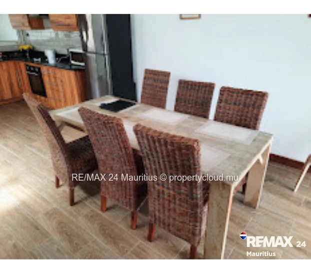 Freshly renovated duplex apartment with common pool, walk to the Public Beach