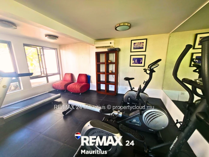 Prestigieuse villa de 300 m², 3 chambre à Pointe aux Canonniers | Piscine & Accès Plage Privé