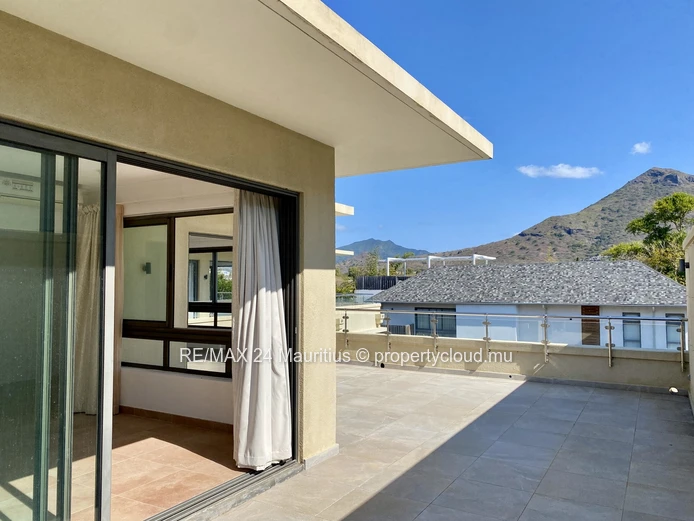Stunning Penthouse with Breathtaking Sea Views and Direct Beach Access to Tamarin Bay