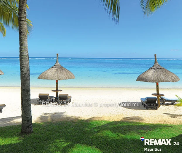 Freshly renovated duplex apartment with common pool, walk to the Public Beach