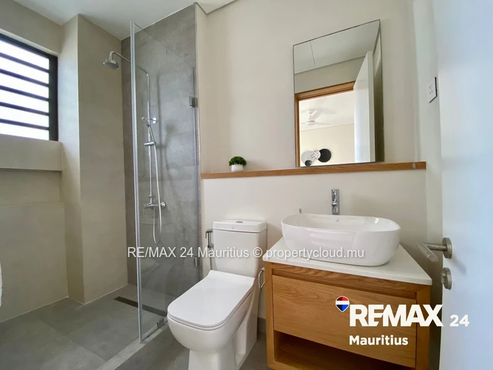 Luxury 2-Bed Apartment with Private Garden in Beachfront Residence