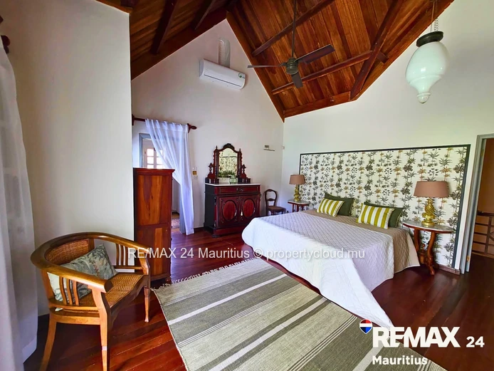 Villa coloniale de prestige à Pointe aux canonniers - 5 chambre, jardin 2 400 m², à 100 m de la mer