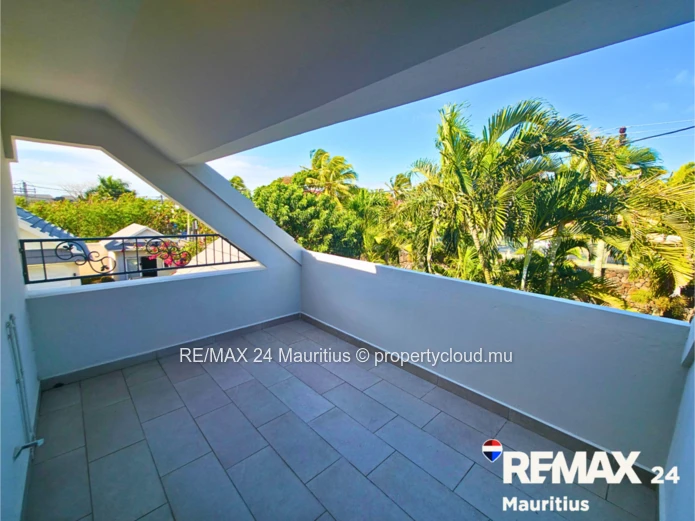 Villa moderne sur 3 niveaux, 4 chambres dont 1 en suite, 3 salles de bains, séjour lumineux,