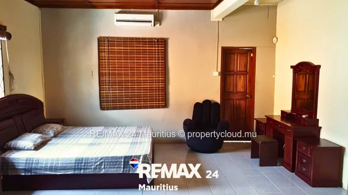 Villa meublée à Flic en Flac – Rs 15M négociable. 3 chambres dont 2 en suite + mezzanine en suite, p