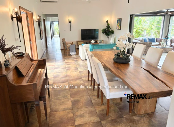 All ground floor family house in a Prestigious Estate.