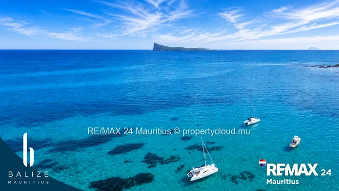 3 Bedroom Penthouse Secure Island Living: Your Coastal Retreat in Bain Boeuf, Mauritius: Private roo