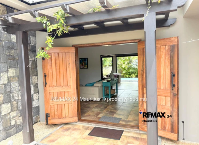 All ground floor family house in a Prestigious Estate.
