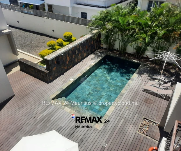 Secured 2nd floor apartment with lift, walk to the Beach!