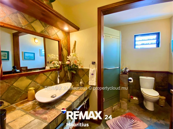Elegant 5-Bedroom Villa with Pool, Dual Access & Mountain View – Petite Rivière Noire