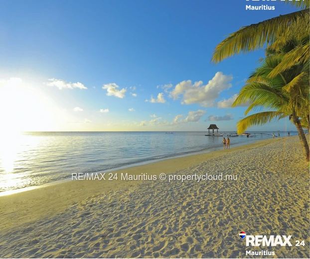All ground floor apartment (simplex) within walking distance to the public beach