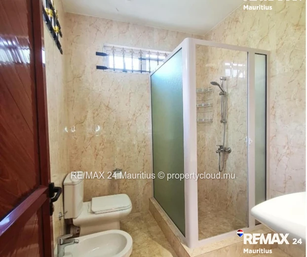 All ground floor apartment (simplex) within walking distance to the public beach