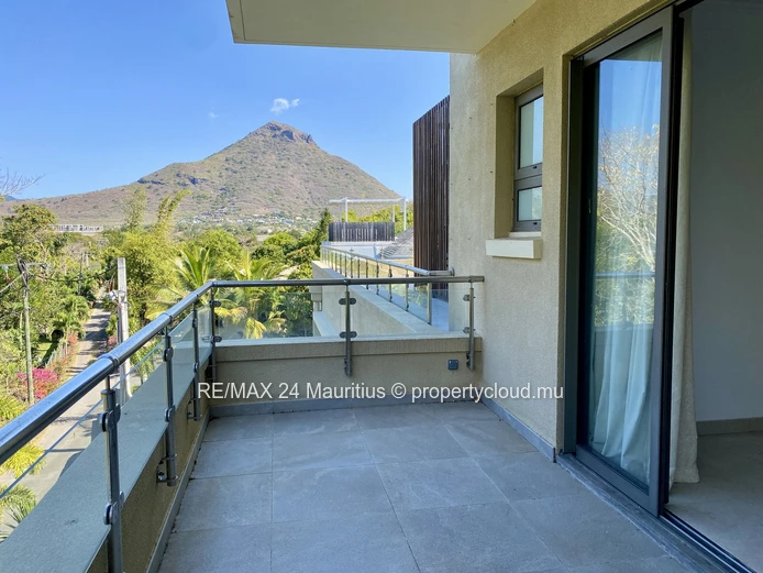 Stunning Penthouse with Breathtaking Sea Views and Direct Beach Access to Tamarin Bay