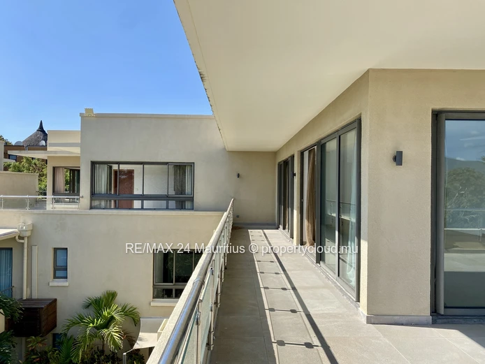 Stunning Penthouse with Breathtaking Sea Views and Direct Beach Access to Tamarin Bay