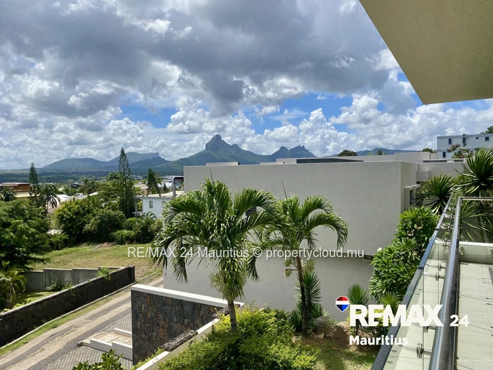 Elegant Townhouse with Sea & Mountain Views in Tamarin