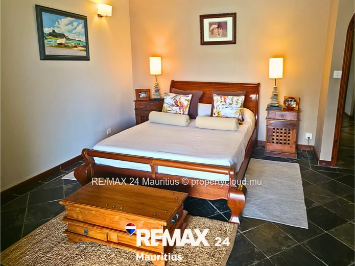 Elegant 5-Bedroom Villa with Pool, Dual Access & Mountain View – Petite Rivière Noire