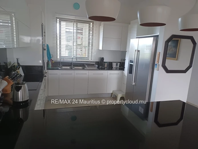 Luxurious 3-Bedroom Apartment in Royal Park, Balaclava