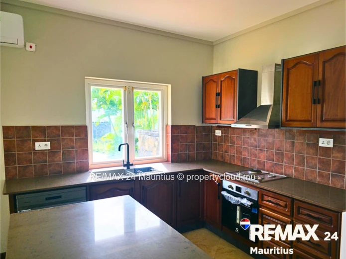 Villa moderne sur 3 niveaux, 4 chambres dont 1 en suite, 3 salles de bains, séjour lumineux,