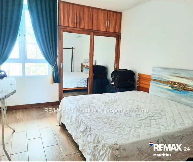 Freshly renovated duplex apartment with common pool, walk to the Public Beach