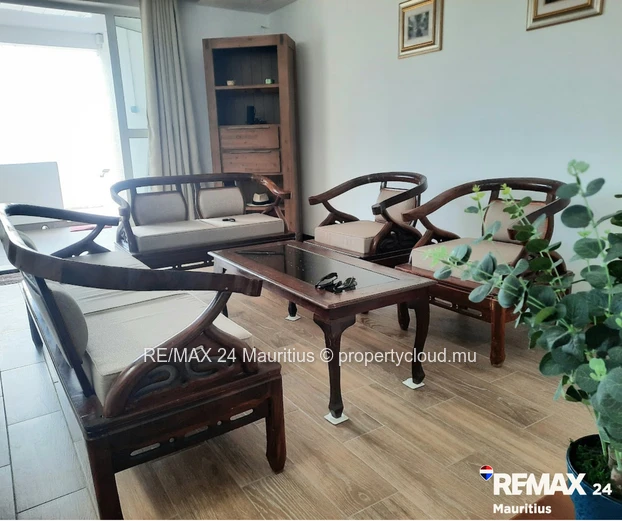 Freshly renovated duplex apartment with common pool, walk to the Public Beach