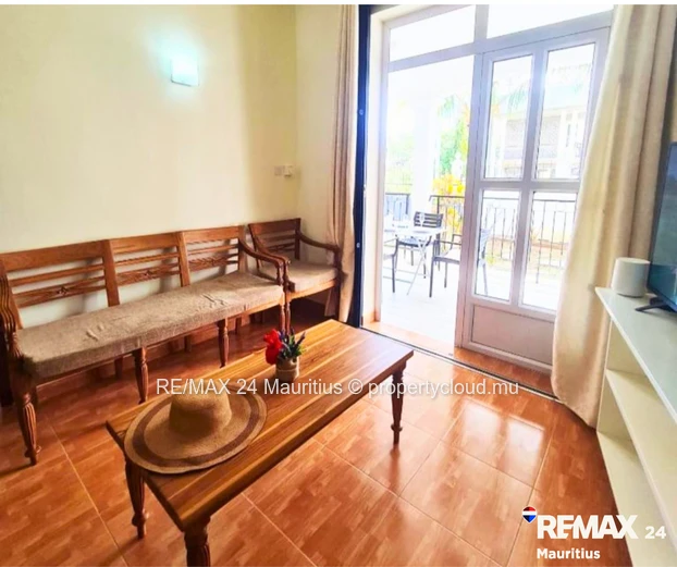 All ground floor apartment (simplex) within walking distance to the public beach