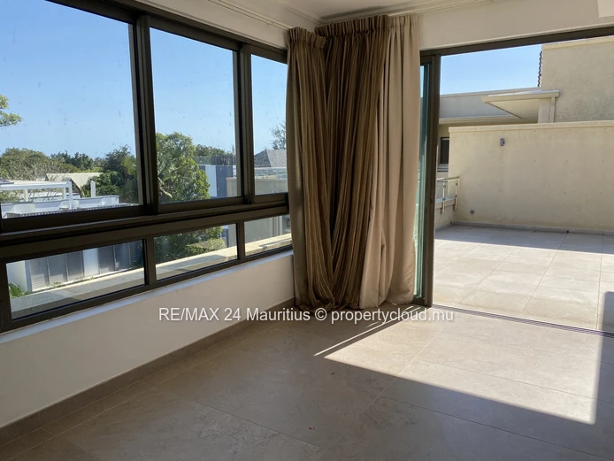 Stunning Penthouse with Breathtaking Sea Views and Direct Beach Access to Tamarin Bay