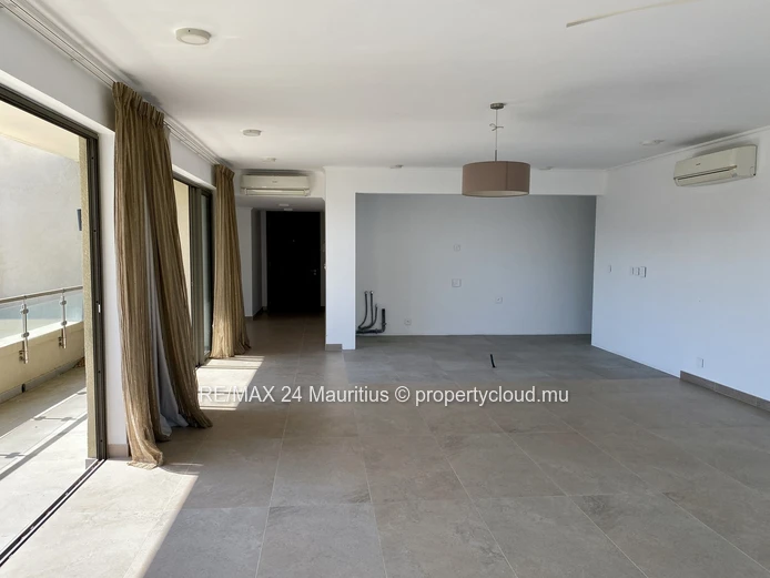 Stunning Penthouse with Breathtaking Sea Views and Direct Beach Access to Tamarin Bay