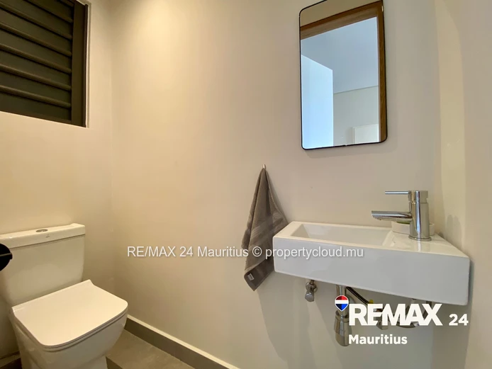 Luxury 2-Bed Apartment with Private Garden in Beachfront Residence