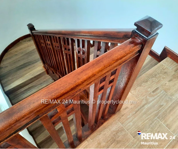 Freshly renovated duplex apartment with common pool, walk to the Public Beach