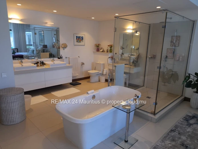 Stunning 3-Bedroom Residence with Private Pool, Jacuzzi, and Direct Beach