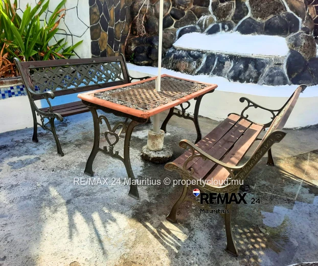 Ground floor apartment, walk to Mont Choisy Beach and hotels