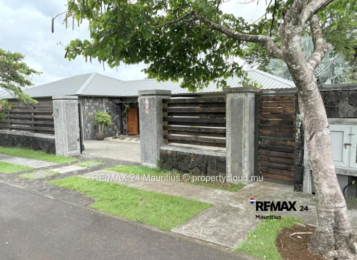All ground floor family house in a Prestigious Estate.